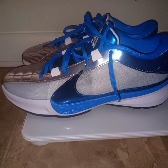 [SOLD]Giannis Freak 5 Size 11 Basketball Shoes - Picture 1 of 5